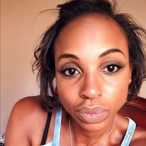 Meet your Posher, Akia